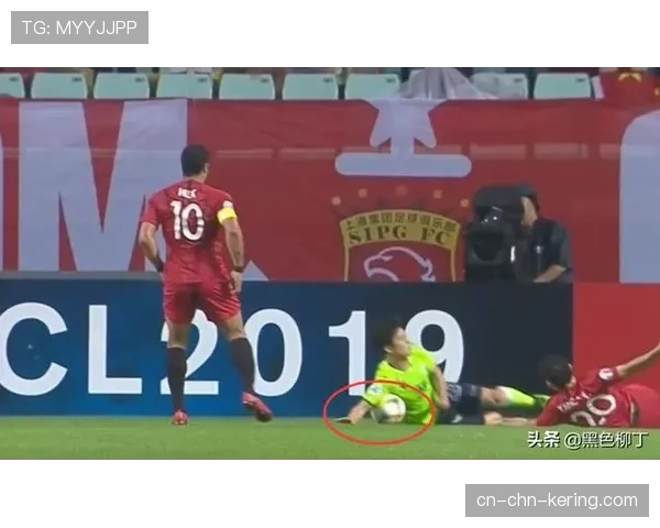 场边观察:达娜·怀特对分歧判定结果明显不满,现场与裁判主管进行沟通 场边观察:达娜·怀特对分歧判定结果明显不满,现场与裁判主管进行沟通